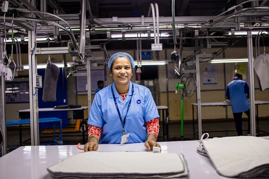 Tým expertů BlueRock Operations diskutuje nad plánem výrobní linky v moderní továrně.